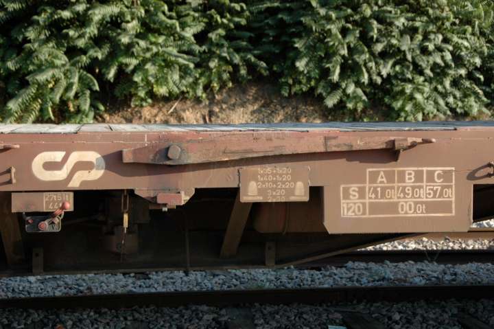 Folding stake on flatcar at Pocinho, Portugal 